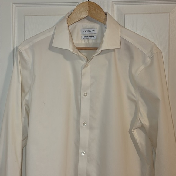 Calvin Klein Slim fit, infinite non-iron Ivory Shirt, Large - Picture 4 of 7